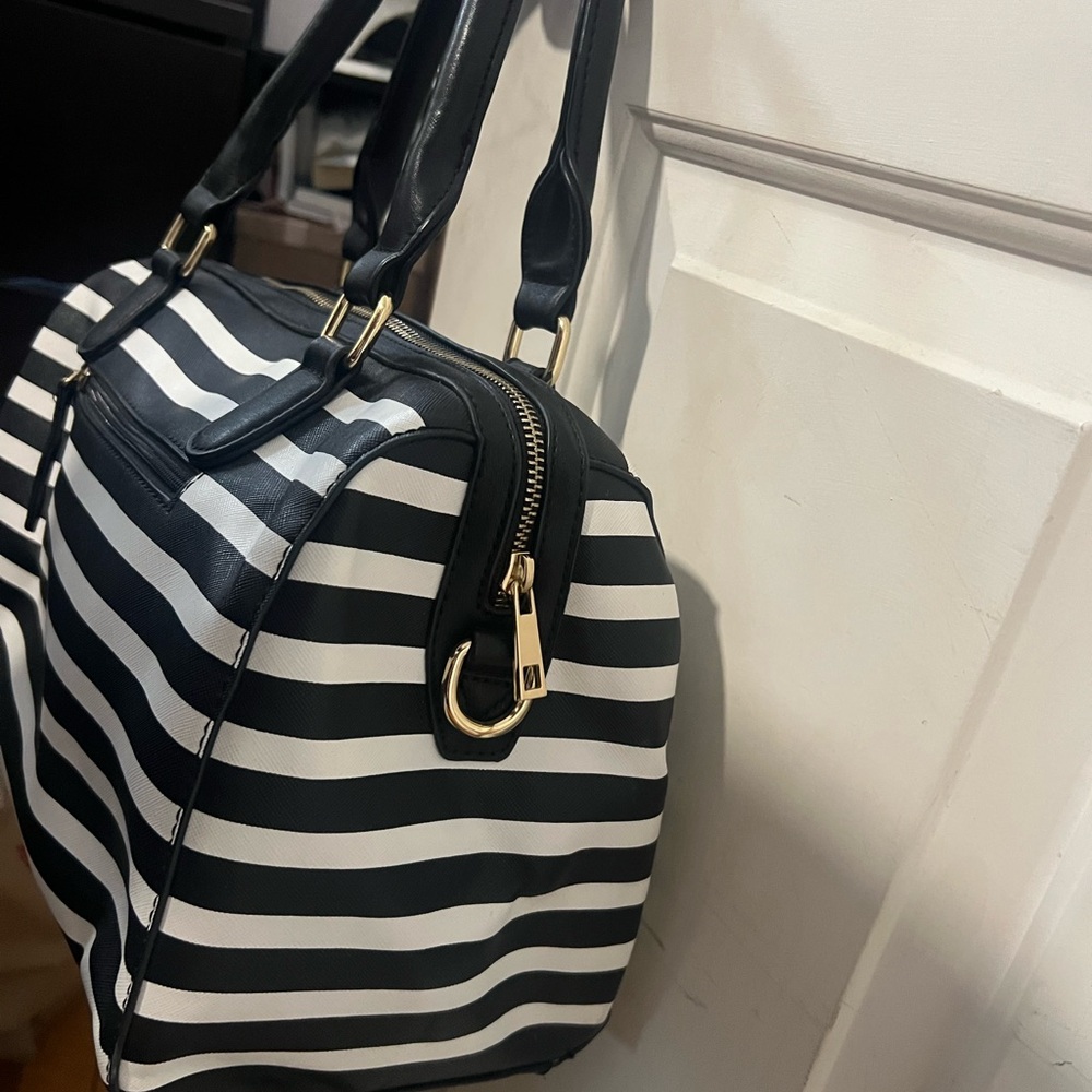 Black and White Striped Handbag - Picture 3 of 8